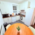 Cozy Double Room Retreat-Private Room With Shared Bathroom -King Size Bed, Near Station, For 2 Ppl Near Central London