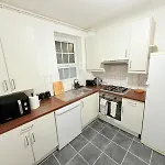 Cozy Double Room Retreat-Private Room With Shared Bathroom -King Size Bed, Near Station, For 2 Ppl Near Central London