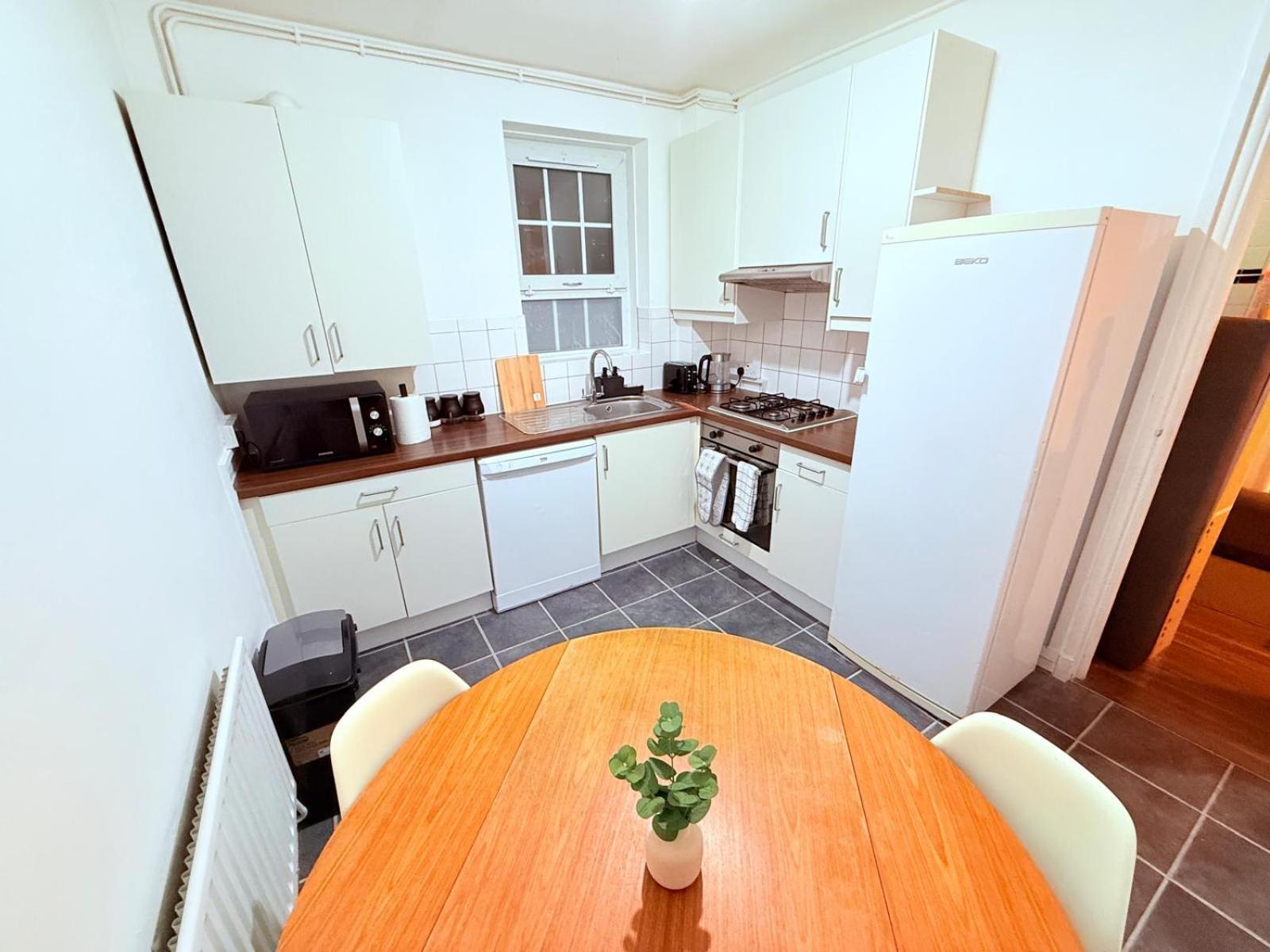 Cozy Double Retreat-private With Shared Bathroom -king Size Bed, Near Station, For 2 Ppl Near *