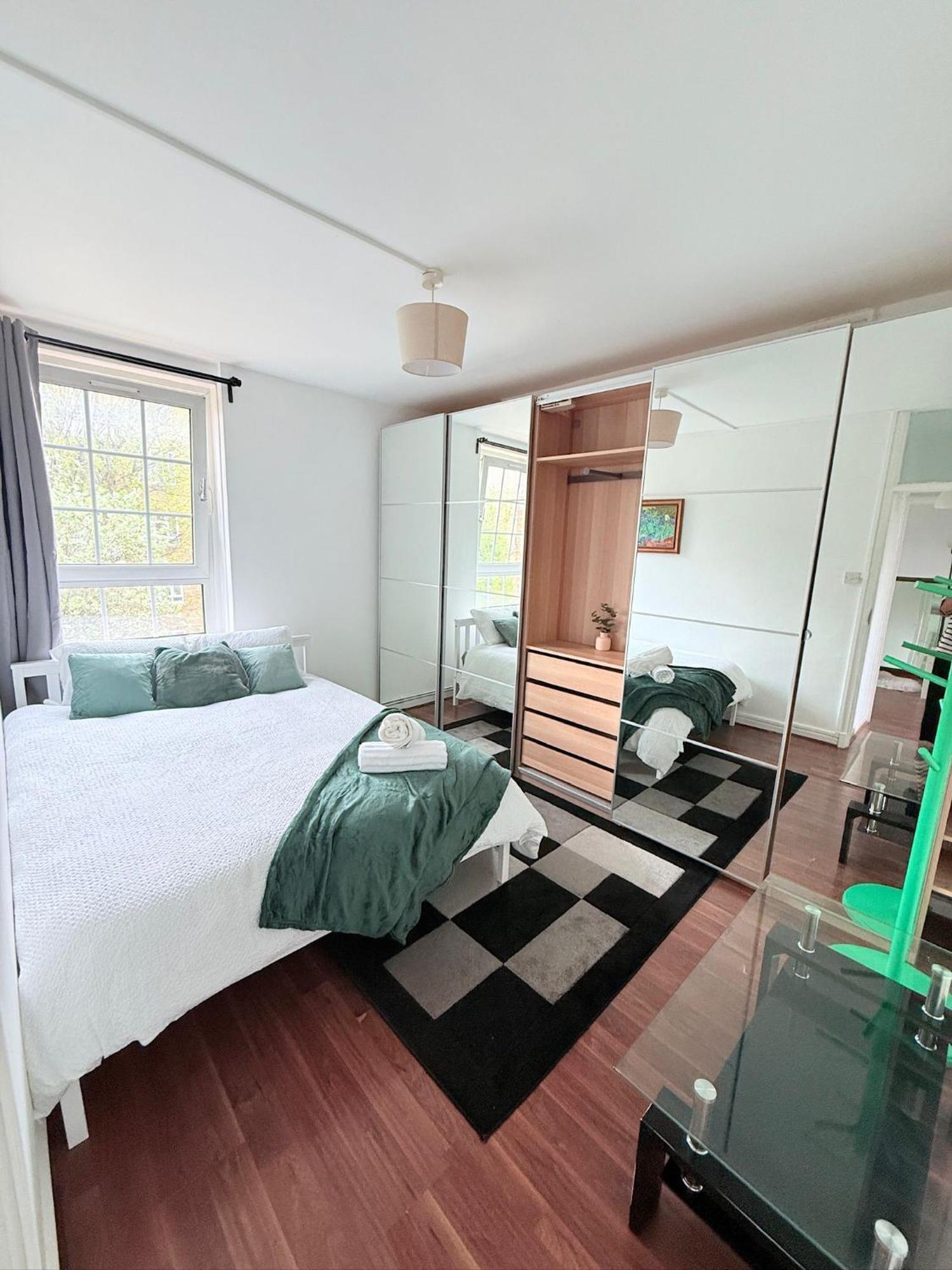 Hospedagem domiciliar Cozy Double Retreat-private With Shared Bathroom -king Size Bed, Near Station, For 2 Ppl Near