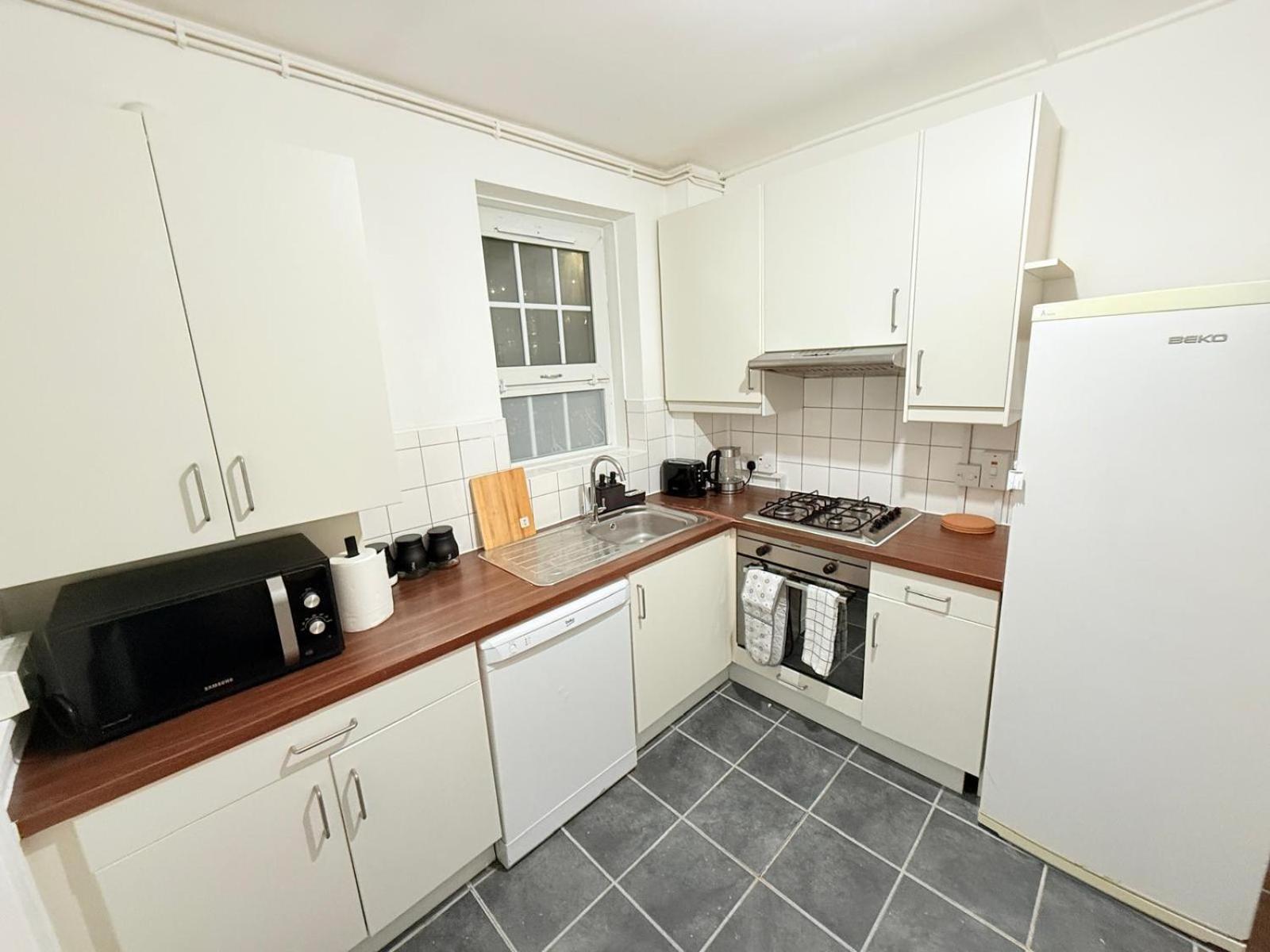 Cozy Double Retreat-private With Shared Bathroom -king Size Bed, Near Station, For 2 Ppl Near *