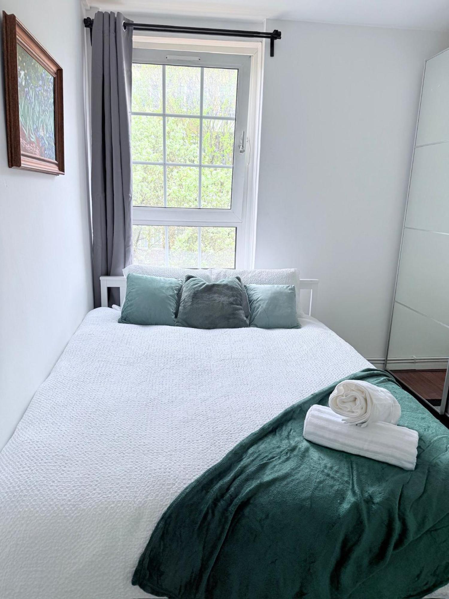 Cozy Double Retreat-private With Shared Bathroom -king Size Bed, Near Station, For 2 Ppl Near Hospedagem domiciliar Londres